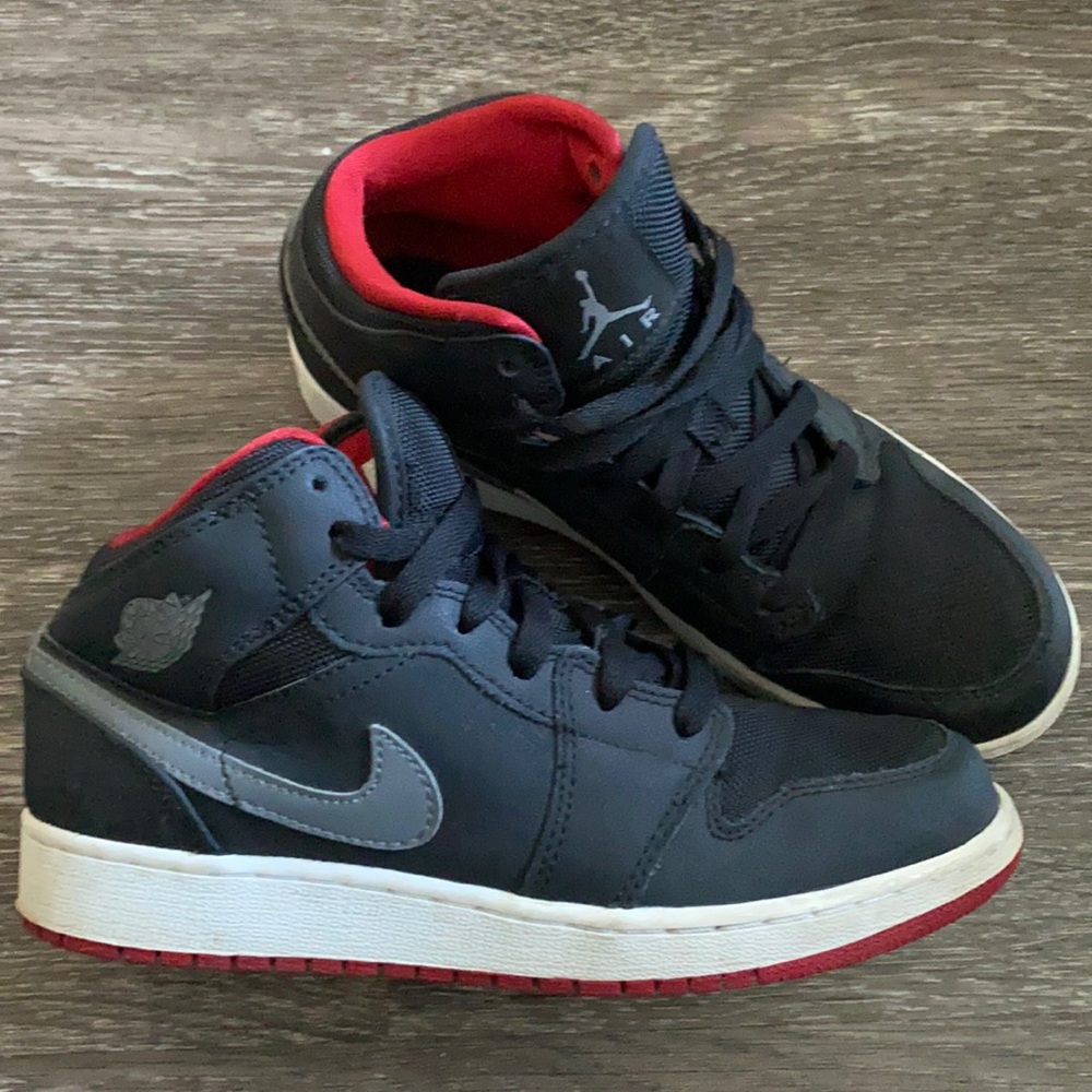 Jordan 1 mid BLACK AND GRAY SZ 5Y